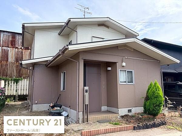落ち着いた色合いの外観が特徴です。玄関前の屋根が雨の日も安心です。周囲に植栽スペースが設けられています。窓付きで採光も確保されています。安心感のあるエントランスです。