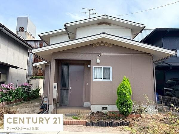 玄関周りがシンプルな印象の戸建て住宅です。落ち着いた外観カラーが特徴的です。植栽がアクセントとなり明るさをプラスしています。プライバシーの守られる独立した建物です。