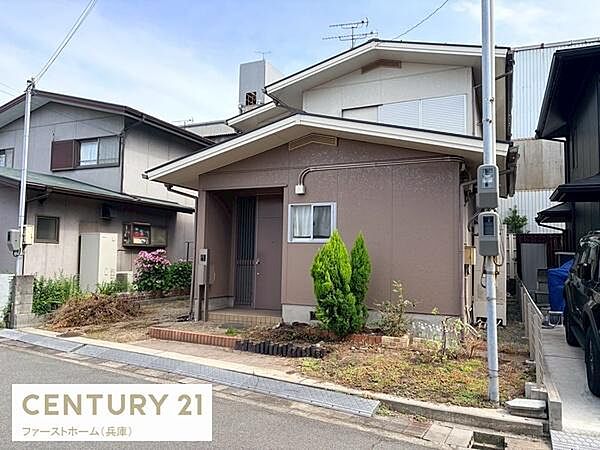 落ち着いた外観が印象的な住宅です。玄関前にある植栽がさりげなく彩りを添えています。前面道路までのアクセスもスムーズです。住宅街の一角に位置しており開放感があります。建物はコンパクトな造りです。
