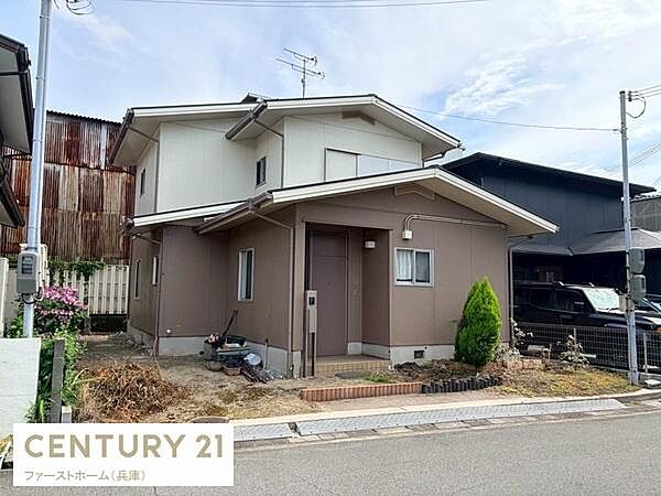 シンプルな外観が特徴的な戸建て住宅です。バランスの取れた屋根のデザインが印象的です。玄関周りには植栽スペースがありゆったりとした敷地が魅力です。道路に面した立地でアクセスも良好です。