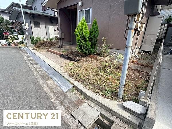 手入れしやすい庭スペースが特徴です。敷地内に緑を感じられる環境です。道路に面しておりアクセスしやすい立地です。植栽スペースが確保されていますのでガーデニングも楽しめます。