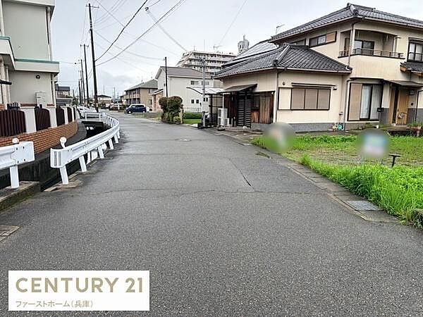 現地からの眺望では落ち着いた住宅街の雰囲気が広がっています。周辺には広い道路があり見通しの良さが感じられます。前面道路が幅広く車両の出入りもスムーズに行えます。