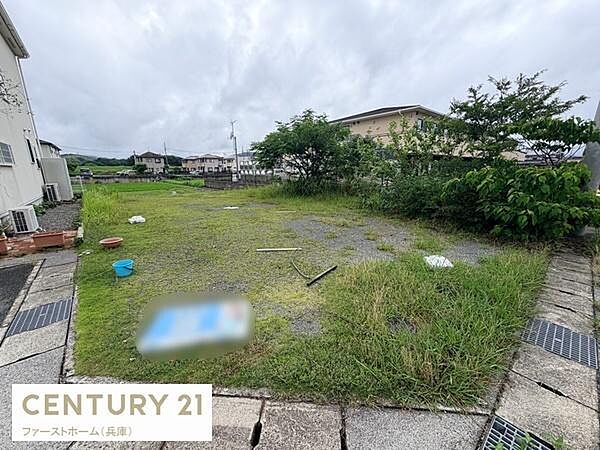 現地土地写真は閑静な住宅街に位置しており周囲に余裕のあるスペースが確保されています。建築計画の自由度があり景観を活かした設計が可能です。前面道路も整備されアクセスが良好です。