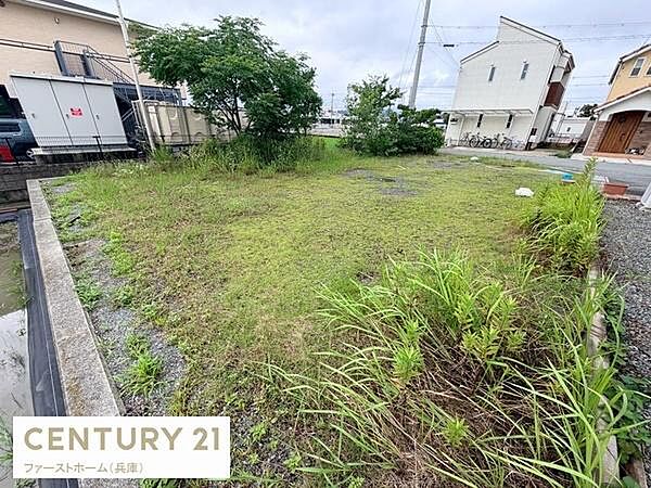 現地土地写真から敷地が平坦で活用しやすい形状であることが感じられます。周囲には戸建てや住宅が立ち並び落ち着いた環境がうかがえます。道路にも接していてアクセスも良好です。