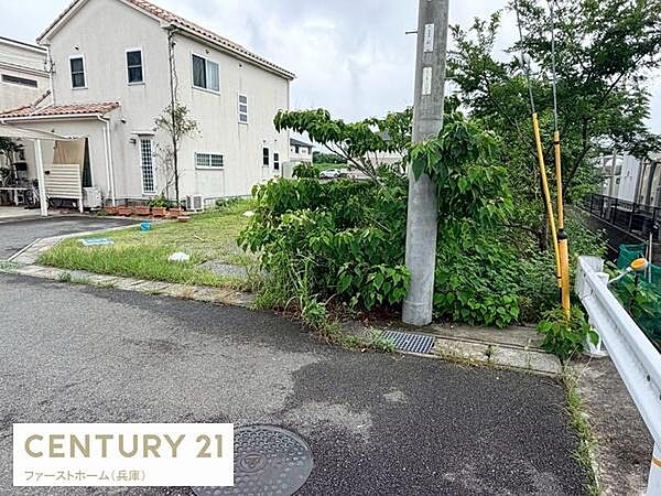 現地土地写真では前面道路に面しアクセスしやすい立地が確認できます。周辺には住宅が並び落ち着いた雰囲気が特徴です。敷地の形状や道路との高低差も分かりやすく建築プランを検討する際の参考になります。