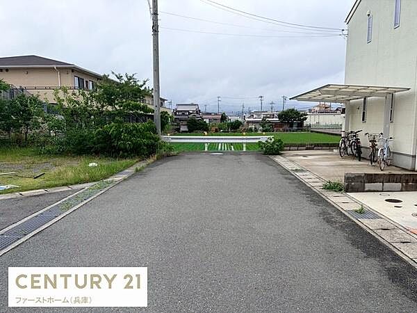 前面道路が広く車の出入りがしやすい環境です。周囲は見通しがよく開放感があります。自転車置き場や屋根付きのスペースも備わっています。道路沿いには緑もあり周辺環境も整っています。