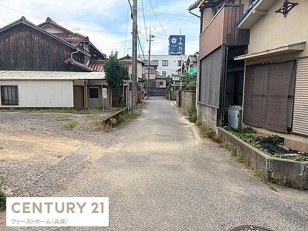 前面道路が敷地に面しており日常の出入りがしやすい立地です。落ち着いた住宅街の雰囲気が感じられます。車両の通行にも配慮された道路幅ですので安心して利用できます。