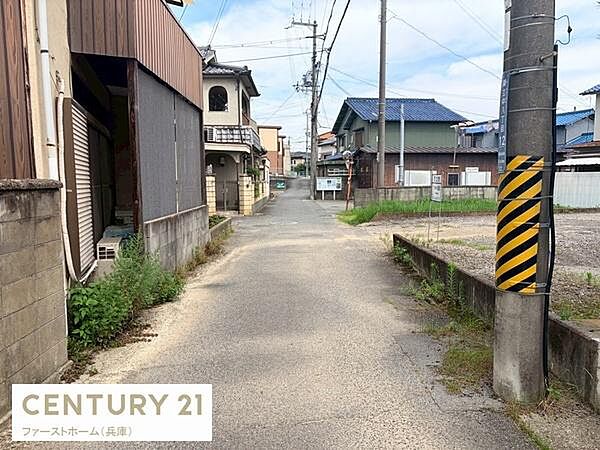 現地からの眺望は閑静な住宅街に位置しており周囲には建物や電柱などが見受けられます。穏やかな道路が続き見通しの良い環境が広がります。落ち着いた街並みが特徴的です。空もしっかりと望める開放的な印象です。