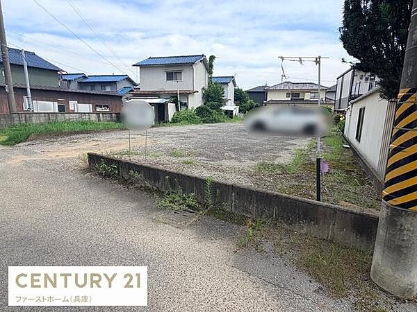 広々とした敷地が特長の土地写真です。周囲には住宅が立ち並び静かな環境が感じられます。道路からフラットにアクセスできる点も魅力的です。建築や利用の自由度が高そうです。ぜひ現地でご覧ください。