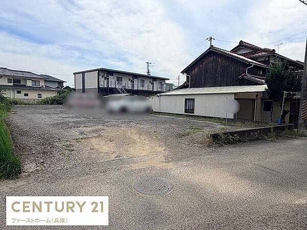 広々とした敷地が特徴で多様な使い方が可能な土地です。前面道路が広く車の出入りもスムーズに行えます。周囲には住宅が立ち並び落ち着いた環境が整っています。開放感のある雰囲気で見通しも良好です。