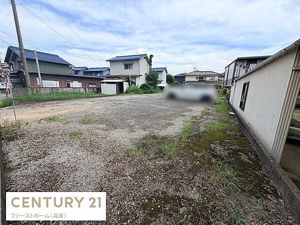 敷地全体が広く建築や活用の幅が広がります。空間が確保されており近隣には住宅が点在しています。前面道路も広めで車の出入りも良好です。無駄のない土地形状で使いやすさが感じられます。