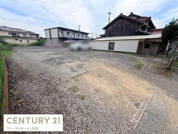 開放的な空間が広がる敷地です。ゆとりのある土地形状が印象的です。周囲には落ち着いた建物が並んでいます。前面には視界を遮るものが少なく使いやすいスペースが広がっています。