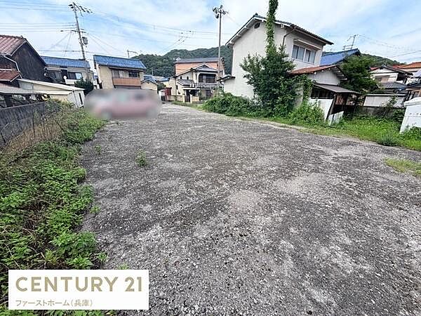 住宅街に位置し周囲には落ち着いた雰囲気の家並みが広がっています。敷地は十分な広さがあり活用の幅が広がります。舗装されており管理のしやすい状態です。前面道路からのアクセスもスムーズです。