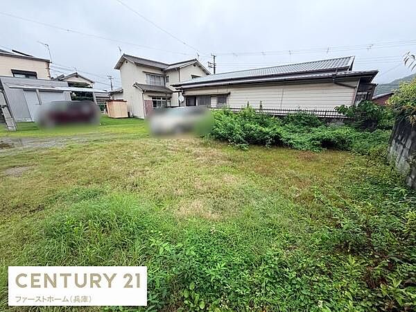陽当たりの良い現地土地写真です。ゆったりとしたスペースが広がっており周囲は静かな住宅地になっています。平坦な地形でさまざまな用途に利用しやすい土地です。周辺には生活に便利な施設も点在しています。