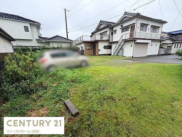 現地土地写真では平坦な地形が特徴で敷地内は手入れされている様子が分かります。周囲には落ち着いた住宅が並び隣家との距離感も確保されています。進入路が整備されており車両の進入もスムーズに行えます。
