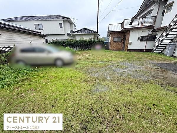 広々とした敷地が特徴の現地土地写真です。隣接する住宅や道路とのバランスが良く明るい印象があります。車の駐車スペースも確保しやすい形状です。用途や造成プランに合わせてご検討いただけます。