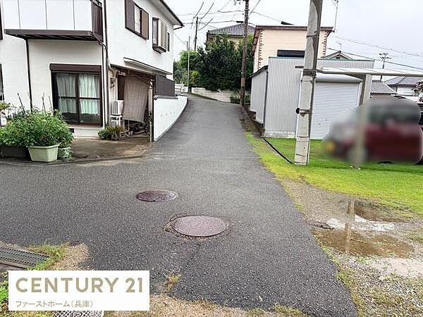 前面道路は幅があり車の出し入れもスムーズに行えます。周辺は落ち着いた住宅街で安心感があります。見通しが良く圧迫感を感じにくい現地からの眺望です。屋外での移動も快適に過ごせる環境となっています。