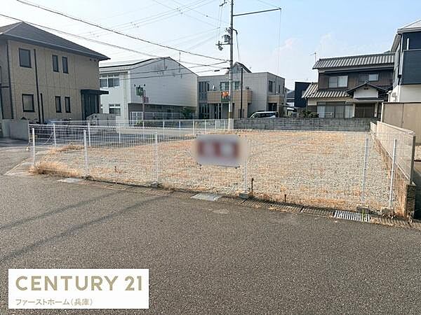 周囲は住宅が立ち並ぶ落ち着いた環境です。敷地は整形地で建築プランの幅が広がります。前面道路は交通量が少なく車の出入りもスムーズです。フェンスが設置されており区画が明確です。