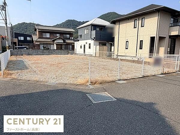 現地土地写真から整形地で使いやすい区画であることが感じられます。周辺は落ち着いた住宅が並び静かな環境です。道路に面しているためアクセスもしやすい立地です。陽当たりも期待できるポジションです。