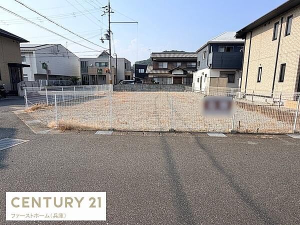 現地土地写真からゆとりのある敷地が確認できます。道路からのアクセスも良好で周囲には住宅が立ち並び落ち着いた印象です。フェンスで囲まれており境界が明確です。建築プランの自由度も期待できそうな環境です。