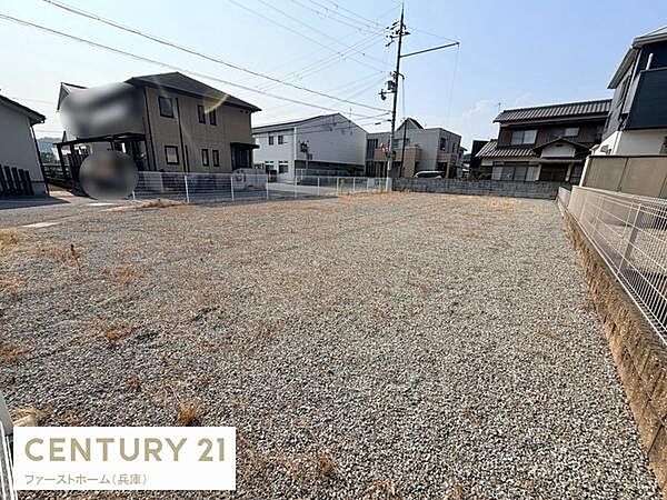 周辺は落ち着いた住宅街で安心感のある環境です。整形地で使いやすい形状となっています。道路に面しており車の出入りもスムーズです。建築の自由度が高い土地です。