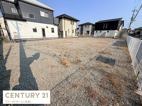 開放感のある現地土地写真です。整った地形で建築計画も立てやすい印象です。周囲は住宅が立ち並び利便性にも期待できます。現況での見学も可能です。