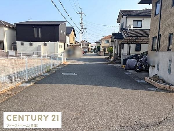 前面道路は幅が広く見通しの良い環境です。周辺には戸建てが立ち並び落ち着いた街並みが広がっています。道路沿いにフェンスが設置されており区画が整然としています。
