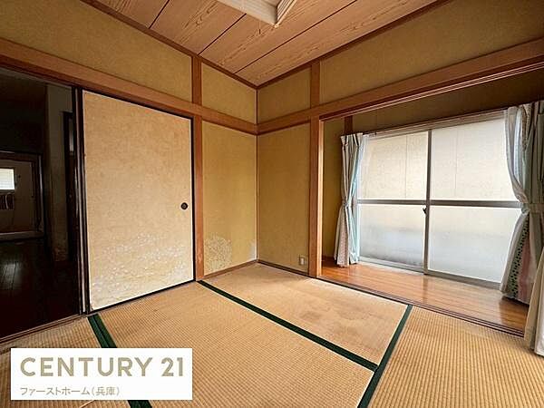 和室仕様の子供部屋は落ち着いた雰囲気が特徴です。窓からの自然光がたっぷり入り室内が明るくなっています。収納スペースも確保されており使い勝手が良好です。畳の上で遊ぶこともできるので安心して過ごせます。