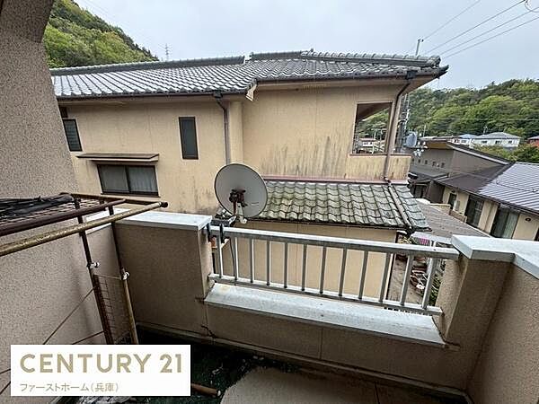 バルコニーはしっかりとした手すりが設置されており安心してご利用いただけます。住戸の外に気軽に出られるため使い勝手のよい空間です。周囲には木々の緑も見られ開放感のある眺望が特徴です。