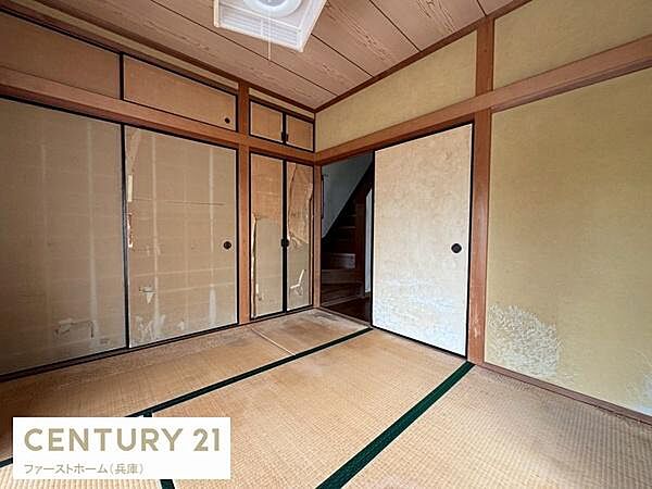 落ち着いた雰囲気の和室です。ふすまや障子が和のテイストを引き立てています。畳敷きで手入れもしやすく使い勝手のよい空間です。収納スペースも備わっています。階段へのアクセスもスムーズに行えます。