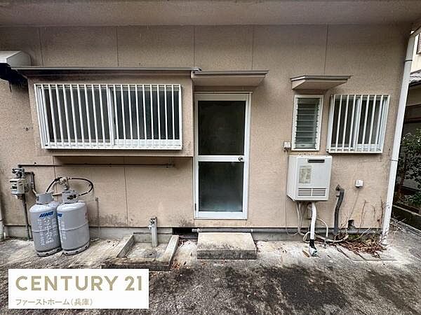 窓にはしっかりとした格子が設置されており安全面に配慮されています。給湯器やガスボンベもしっかり整備されていて暮らしやすさを感じられます。ドアの前には段差が少なく出入りがしやすい構造です。