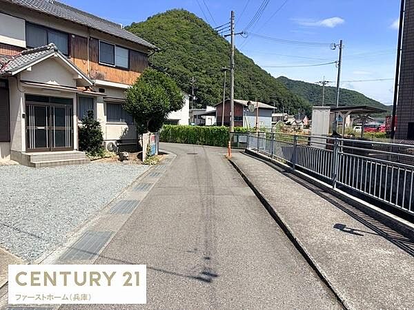 前面道路が整備されており落ち着いた雰囲気が感じられます。周囲には自然を感じられる環境が広がっています。ゆとりある道幅で日当たりも良好です。静かな住宅地に位置しています。