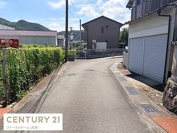 周辺には自然が広がる穏やかなロケーションです。広めの道路で車の出入りがしやすいです。住宅街ならではの落ち着いた環境が感じられます。見通しの良い角地で安心感があります。