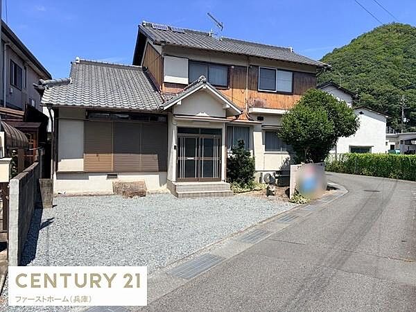 日当たりの良い外観が特徴的です。広々とした敷地があり車の出し入れもゆったりと行えます。前面道路も幅広く車の通行がしやすい環境です。周囲の自然も感じられる住まいです。