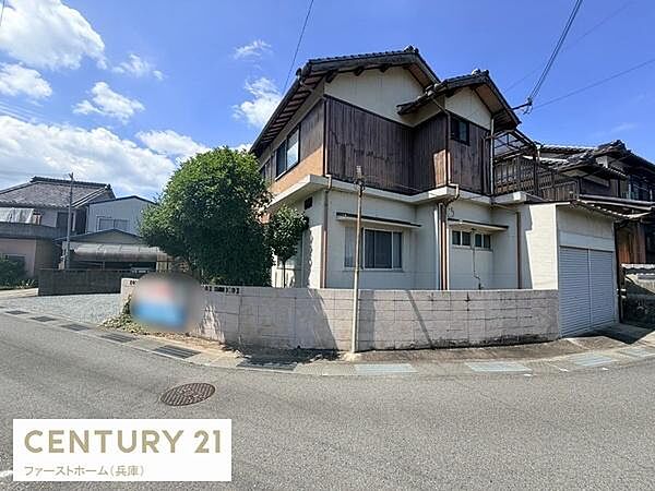 角地に位置する住宅で開放感のある立地です。落ち着いた街並みに調和した外観が特徴です。広めの敷地が確保されています。ガレージスペース付きで利便性も良好です。日当たりの良さも感じられます。