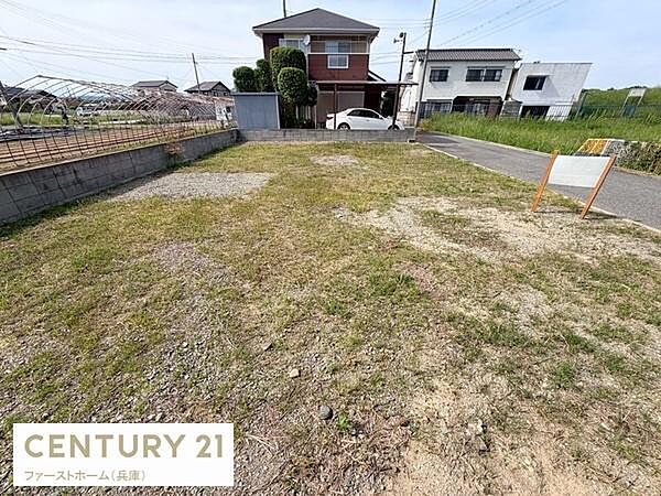広々とした敷地でさまざまな用途に対応できる現地土地写真です。陽当たりも良好で開放感があります。前面道路へのアクセスもスムーズです。閑静な周辺環境も魅力の一つです。