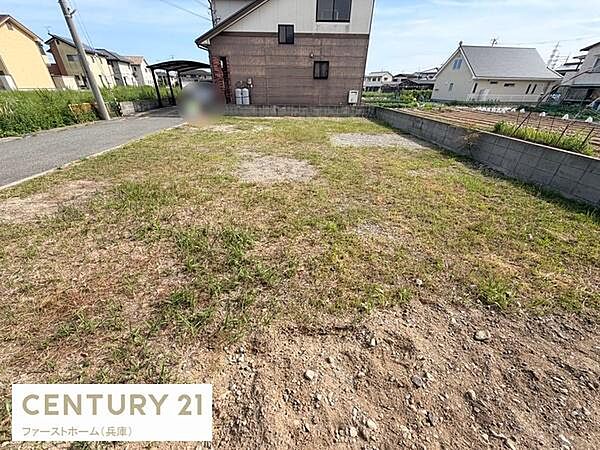 日当たりがよく開放感のある現地土地写真です。周囲には住宅が立ち並び生活の利便性が感じられます。前面道路が広く車の出入りもスムーズです。整形地で建築プランも検討しやすい形状です。