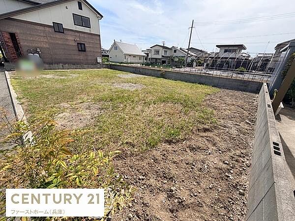 日当たりが良く開放感のある現地土地写真です。道路からのアクセスも便利な立地です。周囲には住宅が建ち並び落ち着いた雰囲気が広がっています。整った形状の土地で用途の幅が広がります。