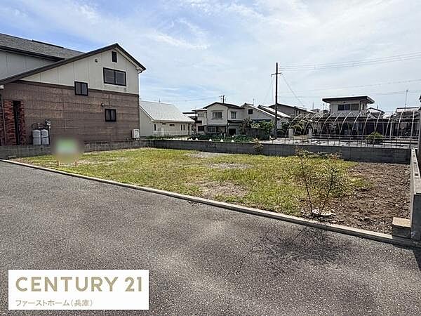 整形地で整備された現地土地写真です。開放感があり周辺は閑静な住宅が並んでいます。前面道路に面しており車両の出入りもしやすい区画です。陽当たりも確保できる環境です。