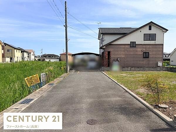 前面道路が広々としており車の出し入れもスムーズに行えます。周囲は開放的な環境が広がっていて圧迫感がありません。住宅街の落ち着いた雰囲気を感じられます。敷地との接道状況も良好です。