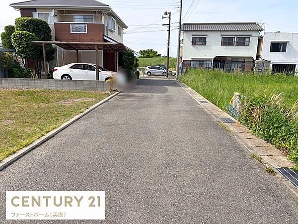 幅のある前面道路が敷地まで続いておりお車の出し入れもスムーズに行えます。周辺には住宅が立ち並び落ち着いた印象の現地です。舗装された道路が印象的で周辺環境も整っています。