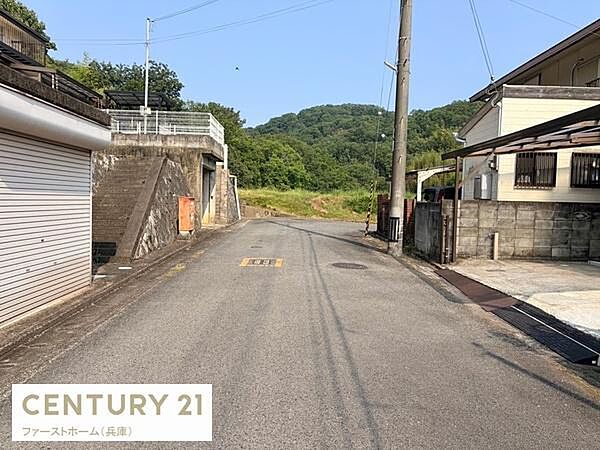 道路から広がる緑豊かな眺望が特徴です。周辺は自然が身近に感じられる環境です。前面道路は比較的ゆとりがあり快適に往来できます。静かな雰囲気に包まれたロケーションです。