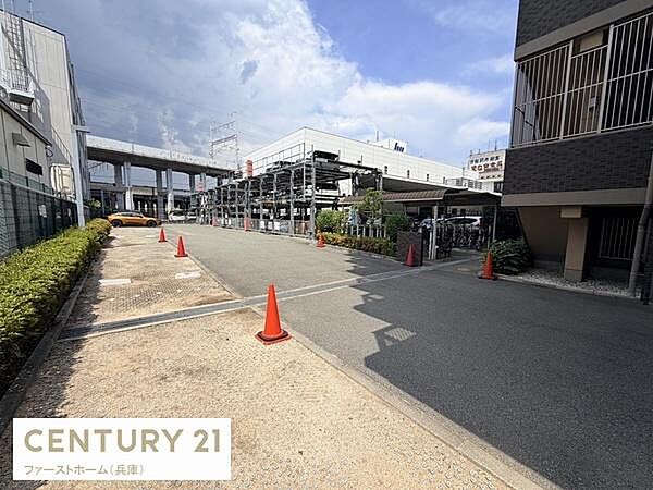 広々とした敷地内に駐車スペースが設けられており車の出し入れがしやすい環境です。コーン設置による誘導で安全面にも配慮されています。周囲には緑もあり景観のバランスが取れています。