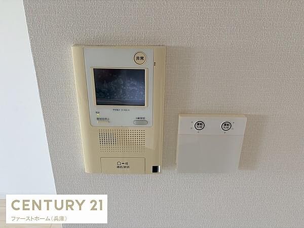 壁に設置されたモニター付きインターホンが来客時に便利です。ボタンもシンプルで使いやすい設計となっています。インターホンとスイッチが並んでいるため操作もスムーズです。視認性に優れた配置です。