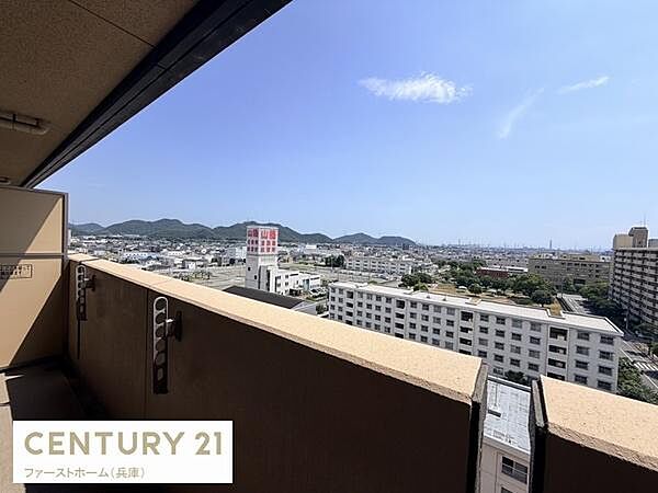 バルコニーから広がる現地からの眺望です。遠くの山並みまで見渡せる開放感が魅力的です。高層階ならではの視界が楽しめます。周辺の街並みや緑も一望できます。日差しがたっぷりと差し込む明るい空間です。