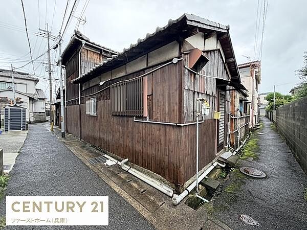 現地土地写真から敷地の形状が確認できます。角地に位置し道幅や周辺環境も把握しやすいです。落ち着いた雰囲気の住宅街に立地しております。周囲との距離感も感じられる物件です。