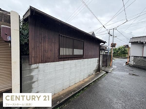 落ち着いた雰囲気の現地土地写真です。周囲は道路に面しており交通アクセスが便利です。現地の様子を実際にご確認いただけます。角地に位置しているため開放感があります。