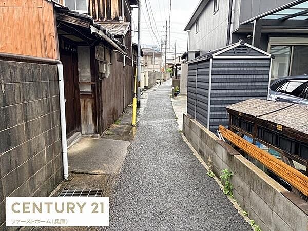 現地前面道路は舗装されており住宅街の中に位置しています。周辺には伝統的な建物と現代的な建物が混在しており落ち着いた印象です。道路は幅があり車両や自転車の通行も可能です。