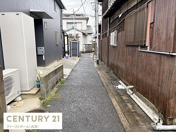 前面道路は舗装されており歩きやすい環境です。周辺の住宅も落ち着いた雰囲気です。道路幅は車や歩行者の通行にも配慮されています。現地の様子がしっかりと確認できます。