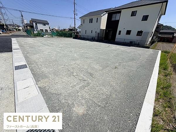 日当たりが期待できる現地土地写真です。周囲は静かな住環境が感じられ幅のある敷地で車の進入もスムーズです。インフラの整備も進んでいる様子が見受けられます。